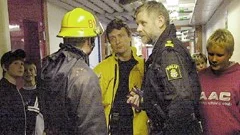 Närpolischefen Sören Wictorsson säkrades bevis vid den elfte anlagda branden. Janne Karlsson, ställföreträdande räddningschef sökte igenom både Grosvadskolan och Aluceum efter fler bränder.
FOTO: TITTI OLOVSSON