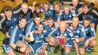Team Norrköping avslutade säsongen med en tillställning i publikens smak. Här ses seriesegrarna, fr v: tränare Tosse Andersson, Martin Jonsson, Per Hellström, Petter Blid, Peter Zmuda, Fredrik Axelsson, ledare Magnus Eklund och ledare Matti Virolainen. Sittande fr v: Jesper Sandberg. Andreas Nilsson, Björn Rådström, Johan Lundblad, Andreas Fredriksson, Ola Wilhemsson och Mikael Palmér.
FOTO: NICLAS SANDBERG