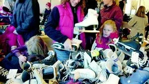 Kicki Axelsson med dottern Elin fyndar på Friluftsfrämjandets bytesmarknad.
FOTO: TITTI OLOVSSON