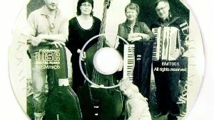 Bilden från skivan: Musikgruppen Skatan från Motala: Mats Greiff, Helene Bergström, Renée Frangeur och Klas Sondén.