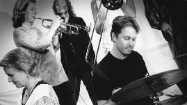 Bitches Brews konsert var bitvis dramatisk, bitvis sprittande och ibland vemodig. Folkbladets utsända imponerades av de skickliga musikerna och den skenbara enkelheten i arrangemangen.