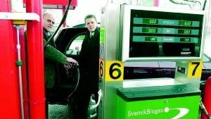QStars grundare och chef Claes Bergström och Per Undén från Svensk Biogas i Linköping tankar från biogaspumpen på Ingelsta, Norrköpings första.
FOTO: ANITA KJELLBERG