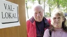 Hans-Erik och Solvig Svensson är gifta och det behöver naturligtvis inte innebära att man har samma åsikter. Det har de inte heller och när de kom till vallokalen i går var de båda lika övertygade om hur de skulle rösta, han ja och hon nej. 
FOTO: TITTI OLOVSSON