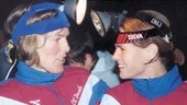 Guld och silver vid natt-DM. Inte underligt att Denselnduon Charlotte Lindkvist, t.v. och Nina Karlsson är belåtna och gärna grattar varandra. Lotten dubblerade för övrigt under helgen och tog även hem guldet på klassiska distansen.
FOTO: NILS SJÖDIN