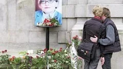 På Tyska torget samlades många Norrköpingsbos för att hedra minnet av utrikesminister Anna Lindh. Vid Rådhustrappan fanns ett porträtt av Anna Lindh och under det fanns tänd ljus och rorsor.
FOTO: ROBERT SVENSSON