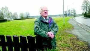 - Det är den här tomten, som gränsar ner mot småbåtshamnen som Norrköpings kommun kan tänka sig att bygga tolv meter höga hus på, säger Lars Malmquist, ordförande i Lindö Villaägareförening som protesterar högljutt mot dessa planer.
FOTO: NICLAS SANDBERG