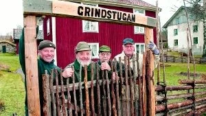 Fyra gubbar och en grind.  Per-Inge Jansson, Allan Jakobsson, Elof Lundström och Bertil Rosander för att sätta grinden på plats.
FOTO: NICLAS SANDBERG