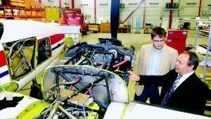 "Vi satsar på expansion här vid Norrköpings flygplats, genom köpet av en stor kommunal tomt och planer på att bygga ut vår hangar", berättar Leif Hedberg, som driver EAS-företaget och här ses i företagets hangar tillsammans med kommunalrådet Mattias Ottosson (s).
FOTO: JANNE FORSBY