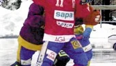 Annika Tholander visar Jonas Asterbäck hur man utför mun-mot-mun-metoden.
FOTO: JANNE FORSBY