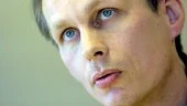 Oj, är julen redan här? Britt-Marie Dyverfeldt från Dunderbacksskolan i Finspång tar emot ett paket men inte av tomten utan av Finspångs Bergslags Rotaryklubbs president Roger Persson.
FOTO: TITTI OLOVSSON