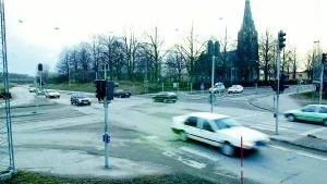 Här i korsningen mellan Söderleden och Hagebygatan smäller det titt som tätt - trots att det är ljusreglerat. Köer uppstår i högtrafik. Här ska det bli planskilda körbanor. Rondellplanerna har övergetts. Troligen kommer man att gräva ner Söderleden.
FOTO: NICLAS SANDBERG.