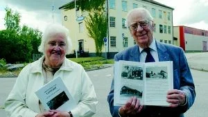 Med i boken.  Fröbergshuset har gamla anor och finns förstås med på bild i boken om Lotorp. Rolf Fröberg och Gerd Ahldin har deltagit i arbetet med böckerna om Lotorp.
FOTO: GUNNAR JOHANSSON
