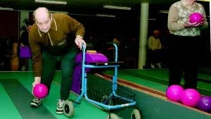 Sven Sjöberg fyller 90 år nästa månad. Trots att höger ben amputerats för några år sedan och han har protes så spelar han kägel en gång i veckan i Finspångs pensionärsserie. Med stöd av rollatorn slår Sven sina slag. - Kägeln är mitt liv, säger han. 
FOTO: TITTI OLOVSSON