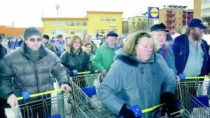 Intresset var stort för att kolla in nya Lidl vid premiären igår morse. Först var Lindövägen, senare öppnar Lidl också i Ektorps centrum. Exakt när är en hemlighet.
FOTO: JANNE FORSBY