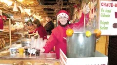 I hela Strasbourg doftar det gott av vin chaud, eller glühwein på tyska. Det påminner om den svenska glöggen, men smakar mindre sött och mer apelsin och rött vin. De tokiga toppluvorna med blinkande stjärnor säljs på marknaden och sitter på var mans huvud.
FOTO: ANITA KJELLBERG