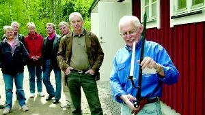 Det blev inte mycket kvar av den gamla logen och bastun. Dock räddade Dag Möller ett gångjärn från logdörren. Av det har han smitt en ljusstake som under nyinvigningen i lördags skänktes till Frilluftsfrämjandet och mottogs av dess ordförande Torbjörn Falkerby.
FOTO: TITTI OLOVSSON
