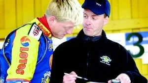 Foto: MAGNUS GLANS En roll Patrik Olsson gillar är den som lagledare och med den nybildade lagledaregruppen kommer Patrik inte få en lika betungande uppgift som förra året. Här ses han i diskussion med Tomasz Chrzanowski.