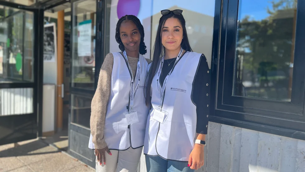 Nadia Hirsi och Adella Mawas arbetar som röstmottagare. Bägge två är intresserade av politik. Nadia studerar statsvetenskap medan Adella är nyutexaminerad statsvetare.