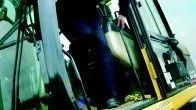 Foto: MAGNUS GLANS Första skoptaget inför byggandet av den första villan på Tändsticksområdet togs av kommunstyrelsens förste vice ordförande Mats Hugosson (c). Hugosson visade sig vara en hejare på att sköta spakarna i den stora grävmaskinen.