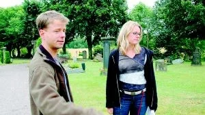 Magnus Johansson och Liselotte Jumme, antikvarier från Kalmar Läns Museum har gjort omfattande inventeringar av kyrkogårdarna i Gladhammar och Västrum.
 Gravvården bakom Liselotte Jumme, är en typisk gravvård som genom åren mer liknar en sänggavel än så som det var tänkt från början, då träverket runt graven förmultnat.