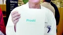 Foto:ANDERS STEINER Ing-Marie Johansson på Apoteket Lejonet i Västervik hoppas att boken Prosit ska minska de onödiga läkarbesöken och ge råd om hur man på egen hand kan kurera sig vid en förkylning.