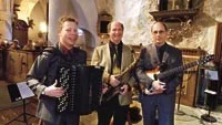 Den skånska trion Mellow Motions inledde Västerviks församlings serie Musik i sommarkväll på torsdagen i Sankta Gertruds kyrka. Från vänster Håkan Andersson, Per Bäcker och Thomas Hallberg. Foto ANDERS STEINER