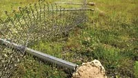Staketet knäcktes som stickor trots att stolparna var rejält nedgjutna i marken. Foto: MATTIAS AHLM