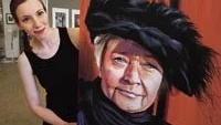 Annelie Frisk målar mycket naturalistiska porträtt. Nu ställer hon ut på sjukhusbiblioteket i Västervik, en utställning där porträttet av Barbro Ackrell hälsar besökarna välkomna. Foto: ANDERS STEINER