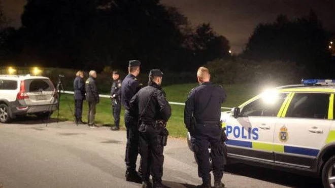 SKOTTLOSSNING. Poliser på Timmermansgatan i Hageby den 19 oktober efter att en 19-årig man skjutits.
