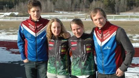 En kvartett som springer 10Milabudkavlen i Finspång 1-2 maj med Arena Grosvads tävlingscentrum i bakgrunden. Från vänster: Per Brolund, OK Denseln, Frida Aspnäs och Anna Forsberg, OK Kolmården, och Edvin Karlsson, Denseln. Foto: Gunnar Johansson