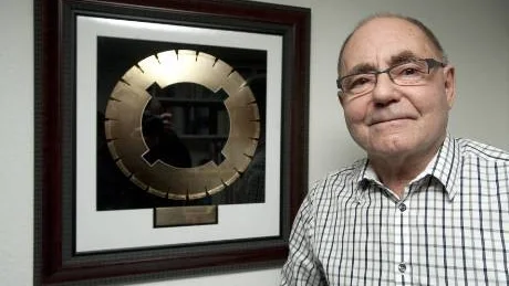 - Klart att man blir glad över en sån här utmärkelse, samtidigt som man går i pension, säger Frank Davidsson i Krokek, som utsetts till  Årets operatör och "Iron Man" i USA.Foto: Robert Svensson