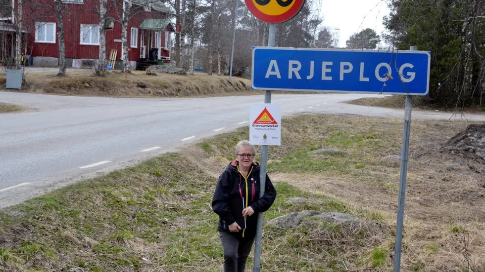 Bostadsområden som deltar i Grannsamverkan i Arjeplog skyltas upp. Britt-Mari Hansson är kontaktombud för Norrbackaområdet.
