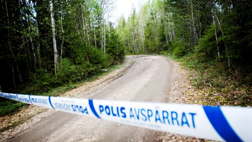 Polisen hade gjort avspärrningar i väntan på den speciella bombgruppen från Stockholm. (Arkivbilder)