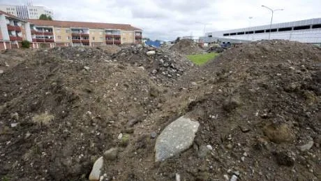 Grushögarna på gräsmattan  i korsningen Hagebygatan-Lidaleden kommer att sammanföras till en kombinerad bullerbank och ljusavbländare framöver.Foto: Titti Olovsson