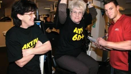 Inger Cedermo och Marie-Louise Svensson får träningshjälp av Tobias Carlsson. "Det här har varit helt fantastiskt", säger damerna. Foto: Malin Perk