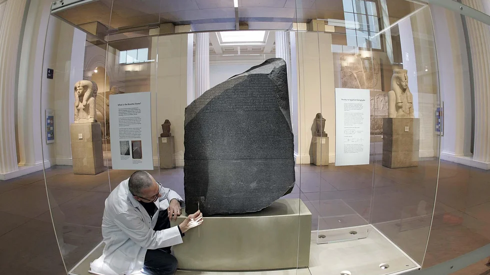 Rosettastenen har funnits i British Museums samling sedan början av 1800-talet och är ett av museets mest anmärkningsvärda artefakter. Arkivbild.