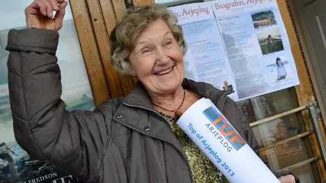 Toppen Lotten! Lotten Mörtell, 77, är en de sjutton deltagare som i sommar hunnit med att vandra upp på Pieljekaise, Svaipa, Nasafjäll och de övriga bergen som ska bestigas för att  klara alla tio utmaningarna i Top of Arjeplog.