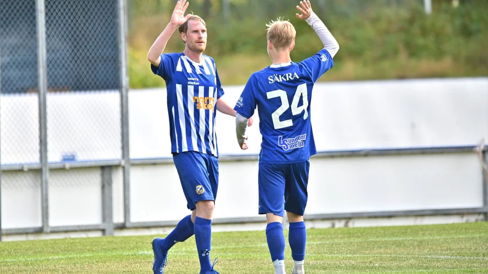Medles Erik Granberg gratuleras av Carl From efter sitt 3–0-mål mot Skellefteå FF/SSK 2.