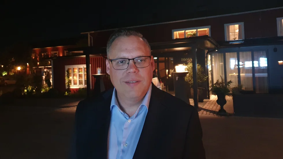 Efter en rysare på Bomans hotell utropade kommunalrådet Daniel Portnoff (M) segern 00:30 på valnatten.