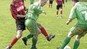 Det var hårt och välspelat, när Azech och Eneby möttes i fyran. Enebys Christian Skanser och Jacob Allvin lurar här Danuel Kjernholm på lädret.
FOTO: ANITA KJELLBERG