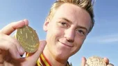 OK Denselns Erik Andersson visar glatt upp sitt glitter från junior-VM i Spanien.
FOTO: ROBERT SVENSSON