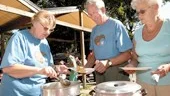 Marianne Johansson lägger upp potatis och Rickard Eriksson låter sig serveras. Inga Gustafsson på tur.
FOTO: NICLAS SANDBERG