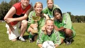 Eneby F15lag besegrade lite överraskande Kållereds SK i finalen av Norrköping Fotboll Cup med 20. Här representeras det vinnande gänget av (från vänster) coachen Joakim Sundgren, Sanna Rosell, Anna Andersson och Sara Carlsson. Med bollen i handen ligger Simona Ågren, som gjorde ett och spelade fram till ett mål i finalen.
FOTO: NICLAS SANDBERG