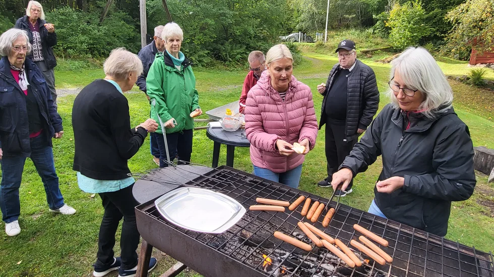 Grillad korv med bröd stod på menyn vid sommarens sista pensionärsträff i Lunddalen. Martina Johansson och Susanne Pettersson grillade.