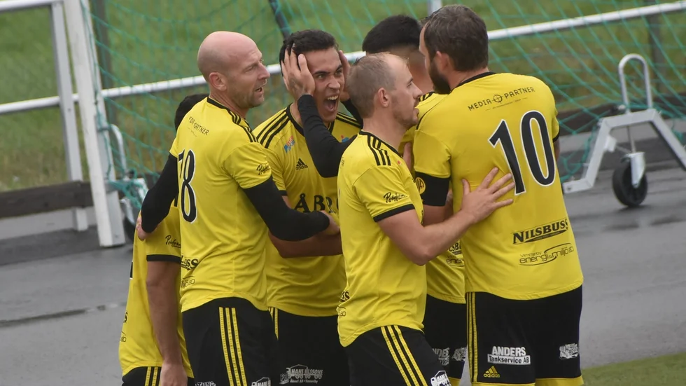 Joakim Storm klappas om efter sitt avgörande mål.