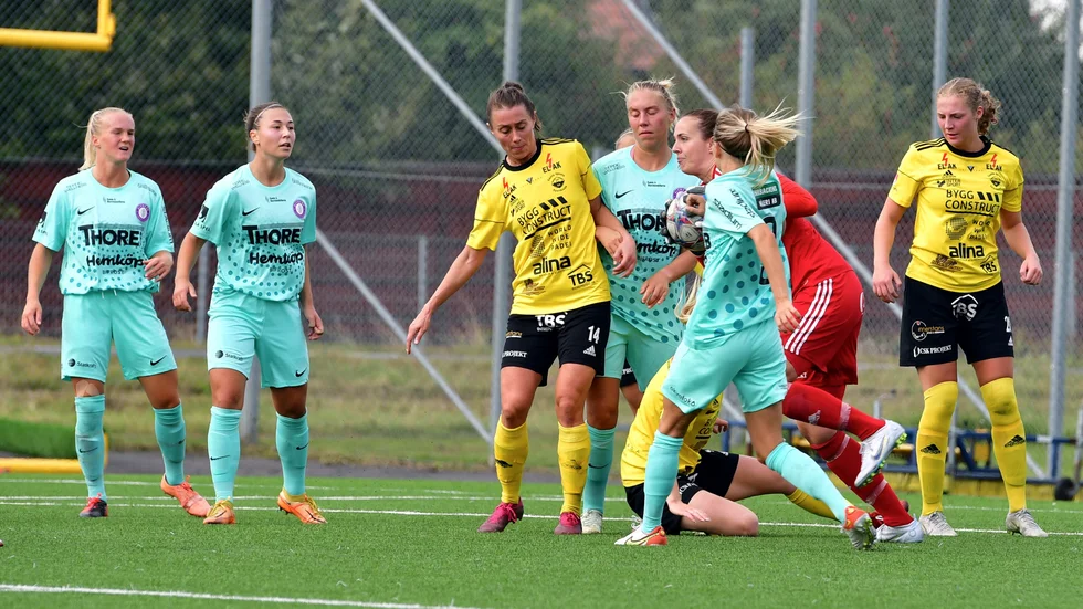 Gusk-målvakten Lina Lundqvist går ut och tar bollen efter ett inlägg från Jitex.