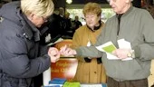 Hälsosamordnare Sussie Eriksson kollar blodsockret på Göte Stenberg medan hans fru  Ingegärd står och väntar på sin tur. Bilden är från Agenda 21-arrangemanget i Vilbergens Centrum igår.
FOTO: ROBERT SVENSSON