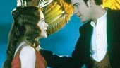 Ewan McGregor och Nicole Kidman har huvudrollerna i svulstiga Moulin Rouge.	
FOTO: FOX