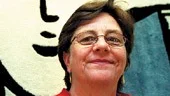 De flesta chefer brukar börja med att slänga ut alla gamla möbler. Men inte Lena Häll Eriksson. Hon har inte ändrat på något i sitt cerise-gröna rum. Nästan ursäktande erkänner hon att hon köpt ett skrivbord. 
FOTO: HENRIK FLYGARE