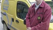 Efter 50 år på posten, 24 av dem som lantbrevbärare går Roland Dahlman i pension. En stor del av jobbet tillbringar han i sin bil, men han möter många människor också.
FOTO: TITTI OLOVSSON